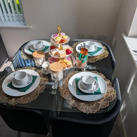 Modern 3-bed House Leeds, Sleeps 7, Parking, Wi-fi * Leeds (West Yorkshire)