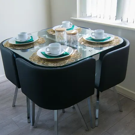 Modern 3-bed House Leeds, Sleeps 7, Parking, Wi-fi Apartment *