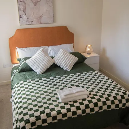 Modern 3-bed House Leeds, Sleeps 7, Parking, Wi-fi *
