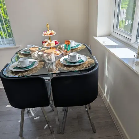 Apartment Modern 3-bed House Leeds, Sleeps 7, Parking, Wi-fi Leeds (West Yorkshire)