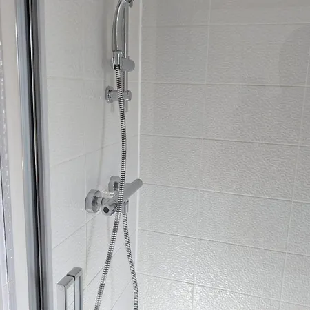 Apartment Modern 3-bed House Leeds, Sleeps 7, Parking, Wi-fi *