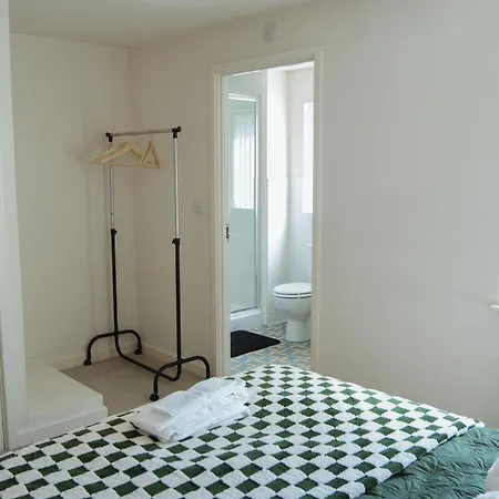 Modern 3-bed House Leeds, Sleeps 7, Parking, Wi-fi Apartment