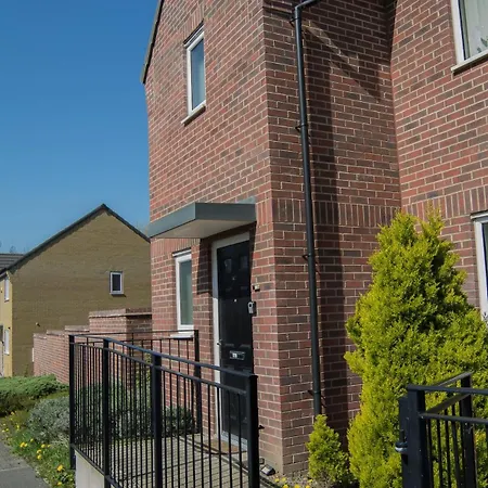 Apartment Modern 3-bed House Leeds, Sleeps 7, Parking, Wi-fi