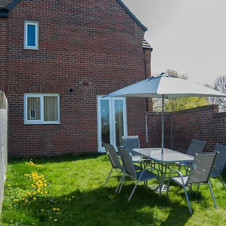 Modern 3-bed House Leeds, Sleeps 7, Parking, Wi-fi *