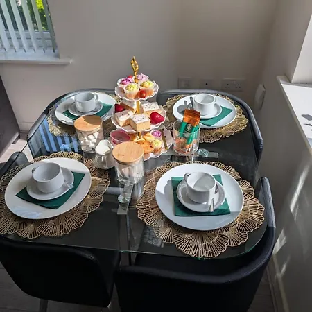 Modern 3-bed House Leeds, Sleeps 7, Parking, Wi-fi *