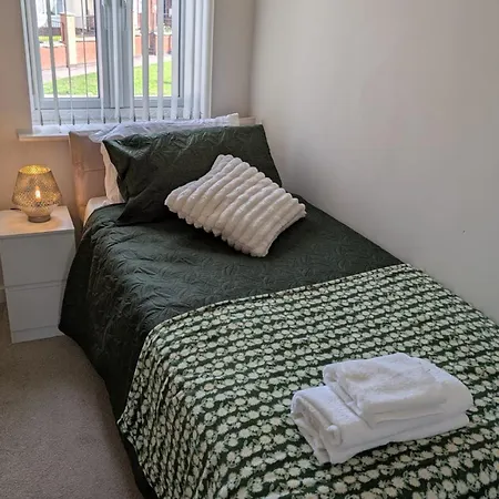 Modern 3-bed House Leeds, Sleeps 7, Parking, Wi-fi Apartment
