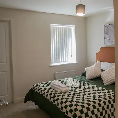Modern 3-bed House Leeds, Sleeps 7, Parking, Wi-fi Apartment *