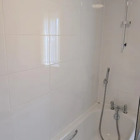 Modern 3-bed House Leeds, Sleeps 7, Parking, Wi-fi *
