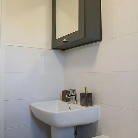 Apartment Modern 3-bed House Leeds, Sleeps 7, Parking, Wi-fi