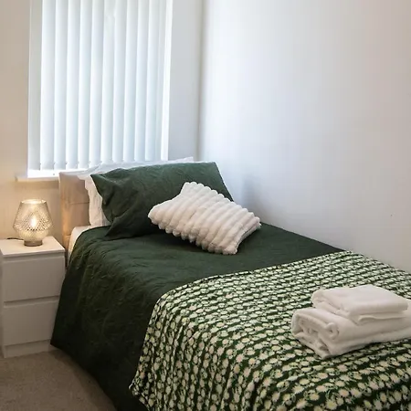 Modern 3-bed House Leeds, Sleeps 7, Parking, Wi-fi Leeds (West Yorkshire)