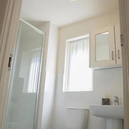 Modern 3-bed House Leeds, Sleeps 7, Parking, Wi-fi *
