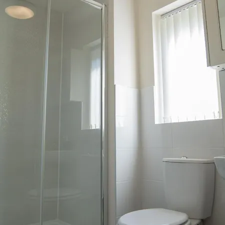 Modern 3-bed House Leeds, Sleeps 7, Parking, Wi-fi * Leeds (West Yorkshire)