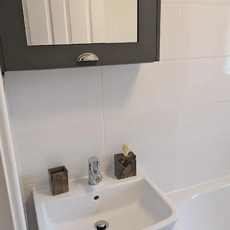 Modern 3-bed House Leeds, Sleeps 7, Parking, Wi-fi *
