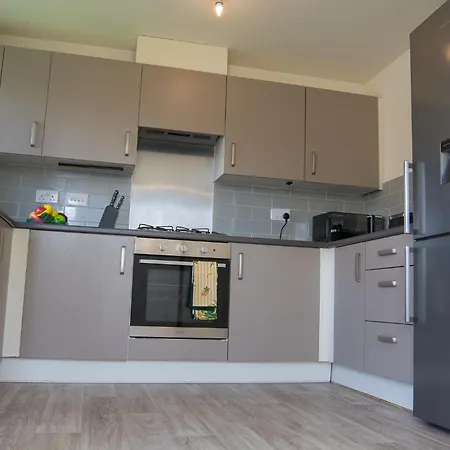 Apartment Modern 3-bed House Leeds, Sleeps 7, Parking, Wi-fi Leeds (West Yorkshire)