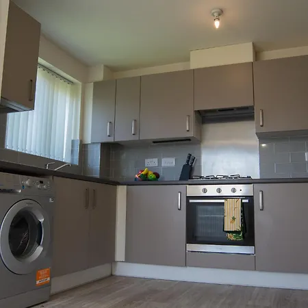 Modern 3-bed House Leeds, Sleeps 7, Parking, Wi-fi Apartment *