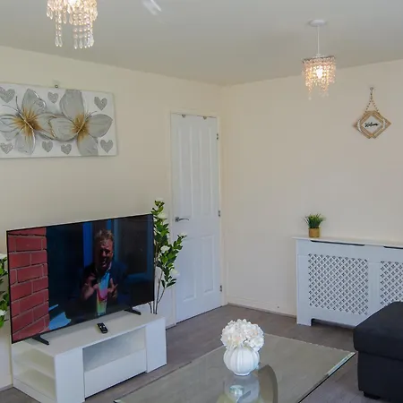 Modern 3-bed House Leeds, Sleeps 7, Parking, Wi-fi Apartment *