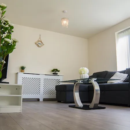Modern 3-bed House Leeds, Sleeps 7, Parking, Wi-fi