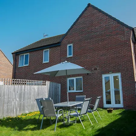 Apartment Modern 3-bed House Leeds, Sleeps 7, Parking, Wi-fi