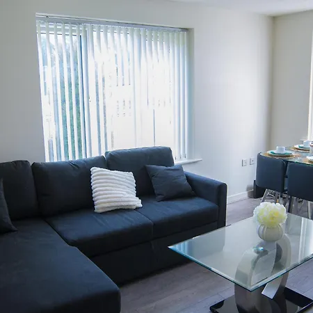 Apartment Modern 3-bed House Leeds, Sleeps 7, Parking, Wi-fi *