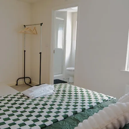 Modern 3-bed House Leeds, Sleeps 7, Parking, Wi-fi