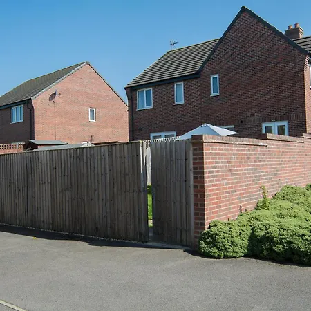 Modern 3-bed House Leeds, Sleeps 7, Parking, Wi-fi * Leeds (West Yorkshire)
