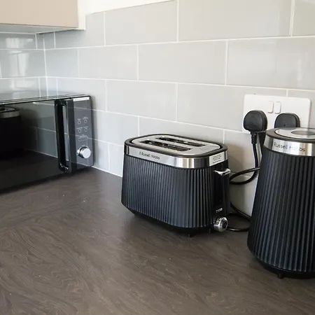 Modern 3-bed House Leeds, Sleeps 7, Parking, Wi-fi Apartment
