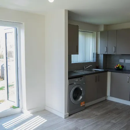 Modern 3-bed House Leeds, Sleeps 7, Parking, Wi-fi